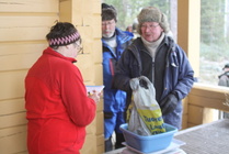 Pilkkimiset on pilkitty ja on aika punnita saaliit.Ja kalaa tuli kovasti.Punnitus vuorossa Veli Haarasen saalis.Riittääköhän vaa-assa lukemat...